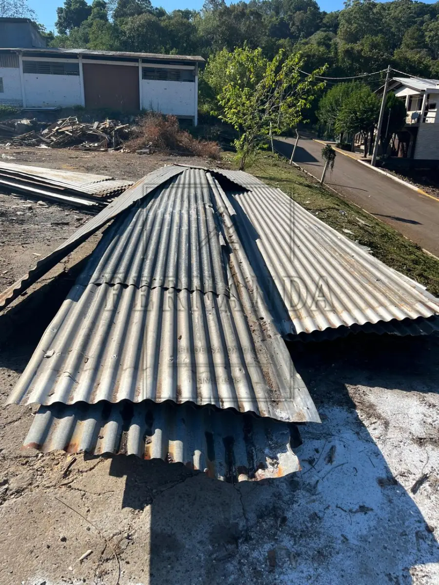 LOTE 010 - 1.200m² de telha metálica de zinco ondulado com vários tamanhos, usadas. Vendidas no estado em que se encontram. Avaliado em R$ 13.000,00
