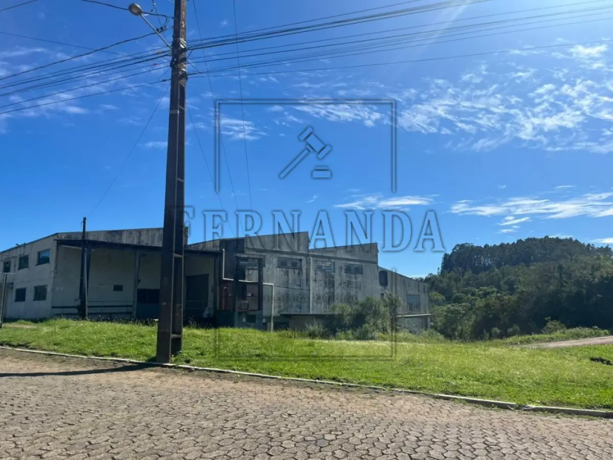 LOTE 001 - 1- Um terreno urbano, com a superfície de 5.120,00m², zona urbana, situada na cidade de Barão, em logradouro sem numeração e sem quarteirão formado, medindo e confrontando-se: a NORDESTE, pro 130,00m, com Valério José Calliari; a SUDESTE, por 120,00m, com uma rua sem denominação; a LESTE, por 40,00m, com Valério José Calliari; e, ao OESTE, por 40,00m, com a Rua Buarque de Macedo. Imóvel descrito sob a matrícula n° 12.074, fls.01, Livro n°2 Registro Geral, do Ofício de Registros Públicos da Comarca de Carlos Barbosa, sobre o qual está edificado um prédio industrial, com área de 2.064,00m² (AV. 13/12.074), em regular estado de conservação. Proprietária: Malharia Silva Ltda CNPJ 89.664.981 /0001-85, conforme R. 12/12074