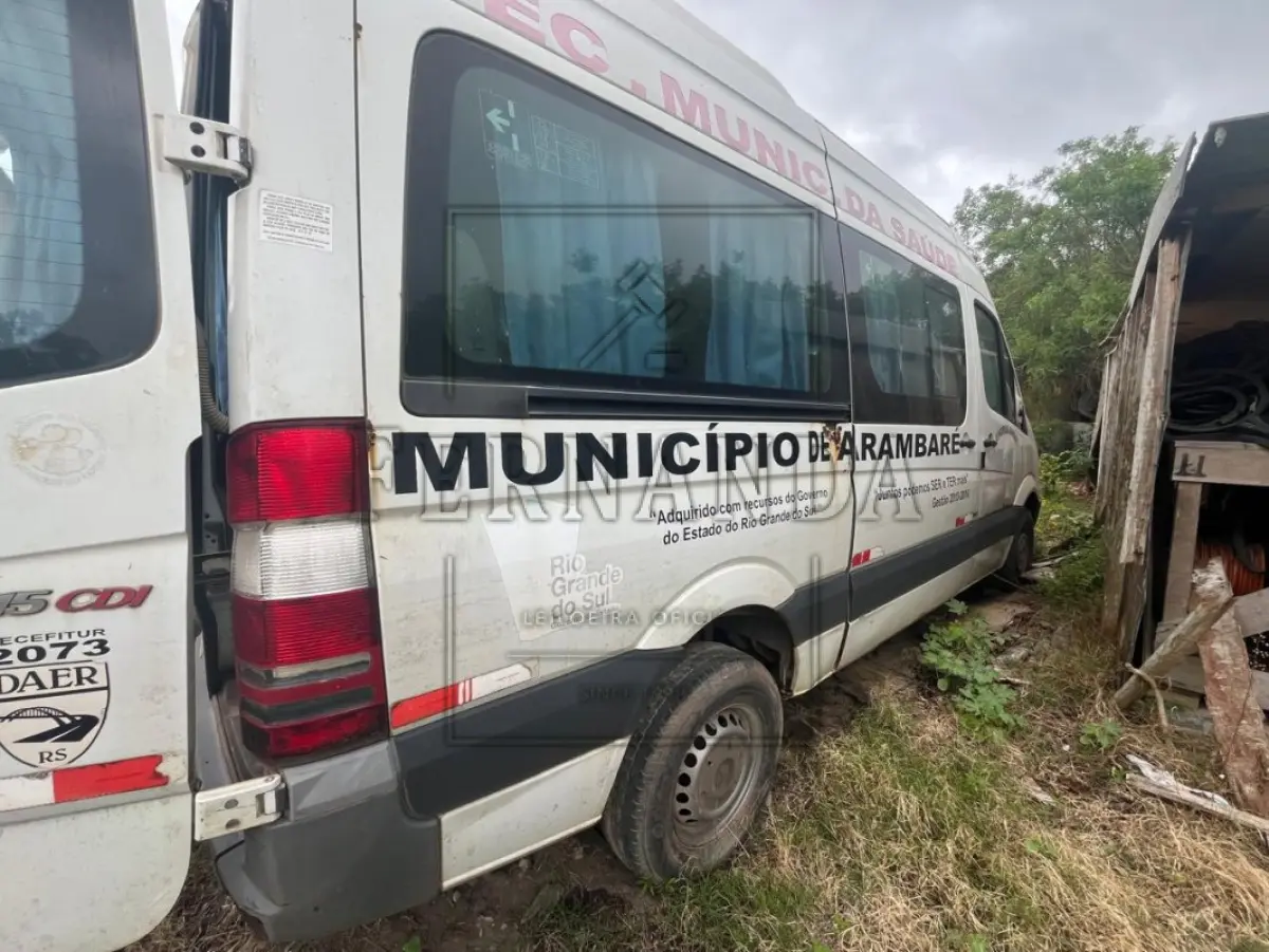 LOTE 009 - I/M BENZ 415 CDI SPRINTER M, placa IVE5650, renavam 00604098898, ano/modelo 2013/2014  R$ 37.500,00
