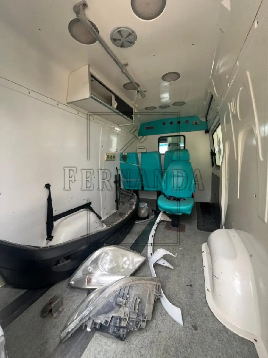 LOTE 001 - Ambulância Mercedes-Benz Sprinter 415 CDI, placa IVI4F46, renavam 00996108521, ano/modelo 2013/2014 R$ 32.500,00
