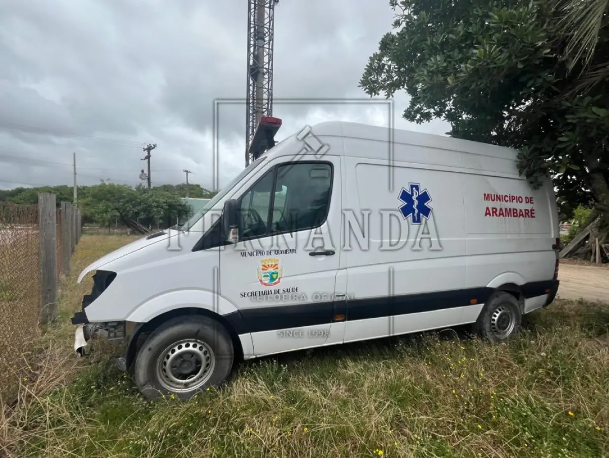 LOTE 001 - Ambulância Mercedes-Benz Sprinter 415 CDI, placa IVI4F46, renavam 00996108521, ano/modelo 2013/2014 R$ 32.500,00
