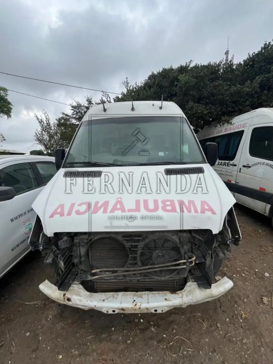 LOTE 001 - Ambulância Mercedes-Benz Sprinter 415 CDI, placa IVI4F46, renavam 00996108521, ano/modelo 2013/2014 R$ 32.500,00