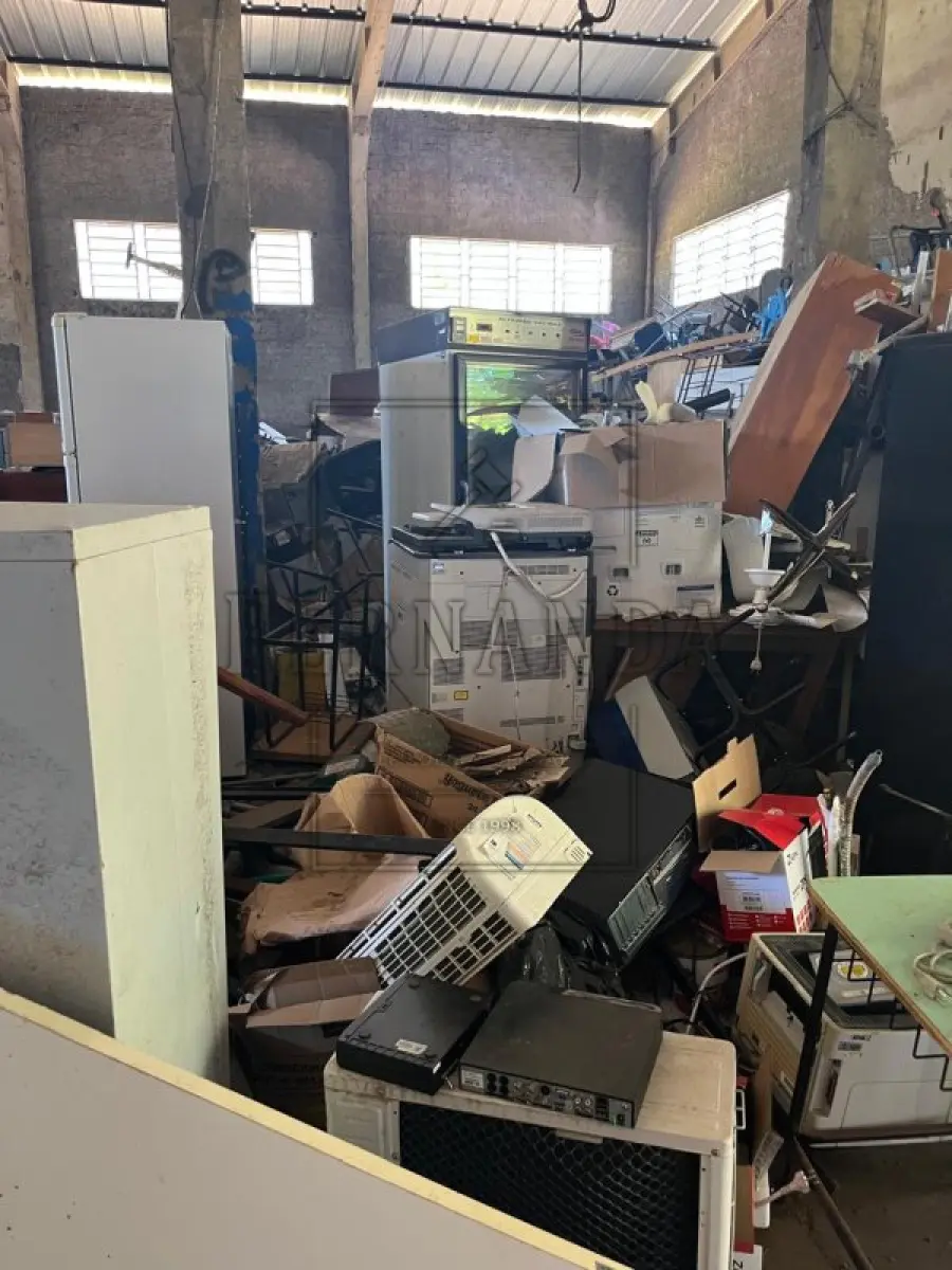 LOTE 018 - SUCATA DIVERSAS (GELADEIRAS, MICROCOMPUTADORES, ROÇADEIRAS, CADEIRAS, MESAS, TELEVISORES, ELETRODOMÉSTICOS, IMPRESSORAS E OUTROS) VALOR MÍNIMO DO LOTE: R$ 800,00 (OITOCENTOS REAIS).