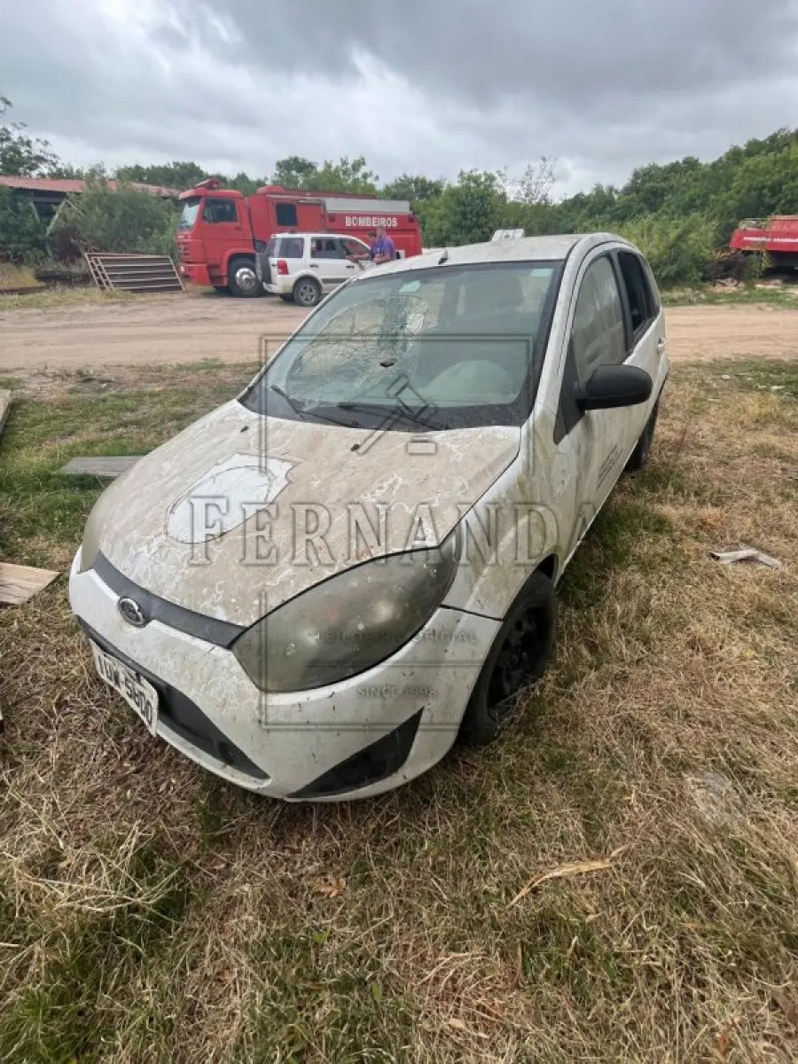 LOTE 004 - Ford/Fiesta Flex, placa IUW5800, renavam 00586840800, ano/modelo 2013/2014 R$ 5.000,00