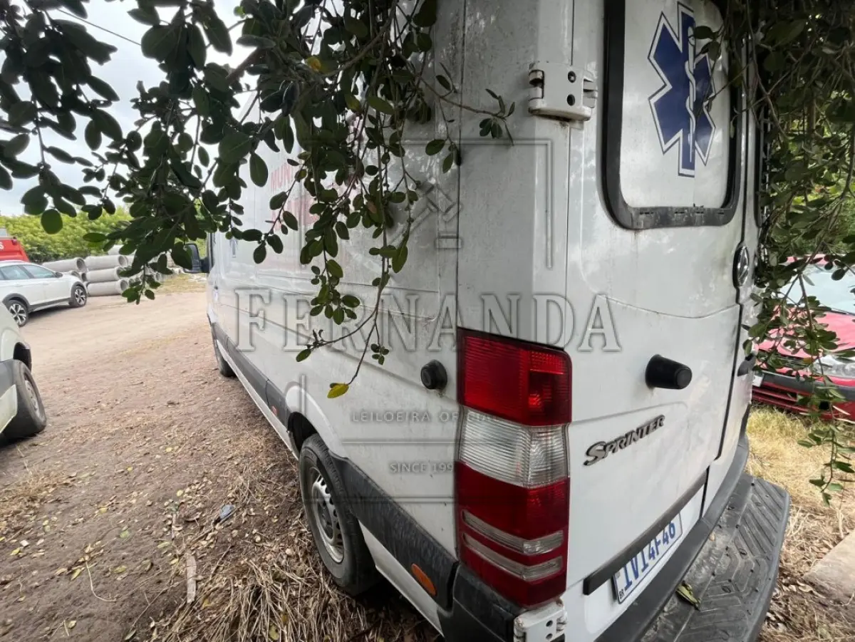 LOTE 001 - Ambulância Mercedes-Benz Sprinter 415 CDI, placa IVI4F46, renavam 00996108521, ano/modelo 2013/2014 R$ 32.500,00