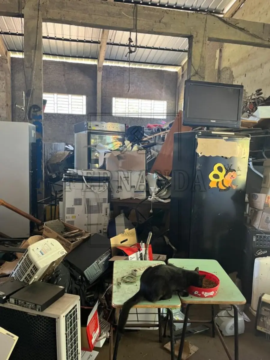 LOTE 018 - SUCATA DIVERSAS (GELADEIRAS, MICROCOMPUTADORES, ROÇADEIRAS, CADEIRAS, MESAS, TELEVISORES, ELETRODOMÉSTICOS, IMPRESSORAS E OUTROS) VALOR MÍNIMO DO LOTE: R$ 800,00 (OITOCENTOS REAIS).