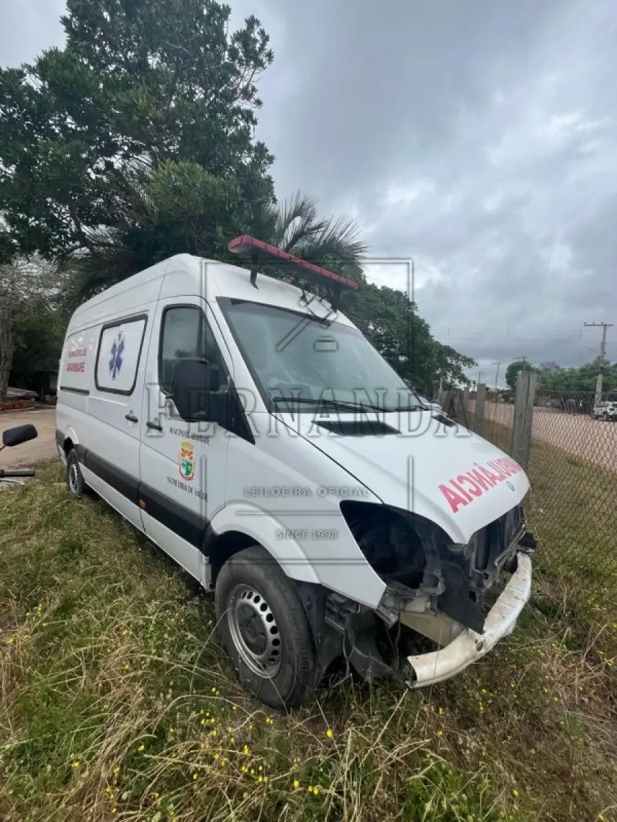 LOTE 001 - Ambulância Mercedes-Benz Sprinter 415 CDI, placa IVI4F46, renavam 00996108521, ano/modelo 2013/2014 R$ 32.500,00
