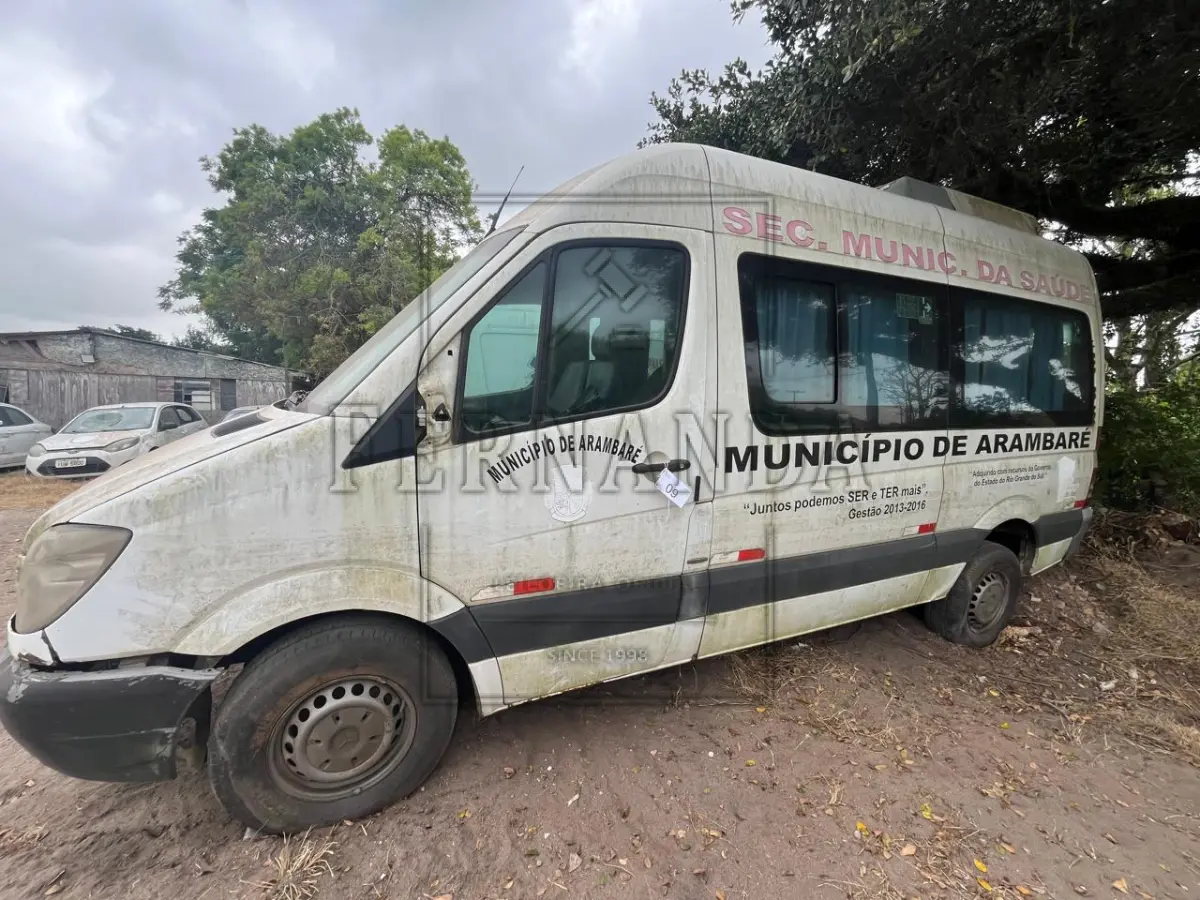 LOTE 009 - I/M BENZ 415 CDI SPRINTER M, placa IVE5650, renavam 00604098898, ano/modelo 2013/2014  R$ 37.500,00