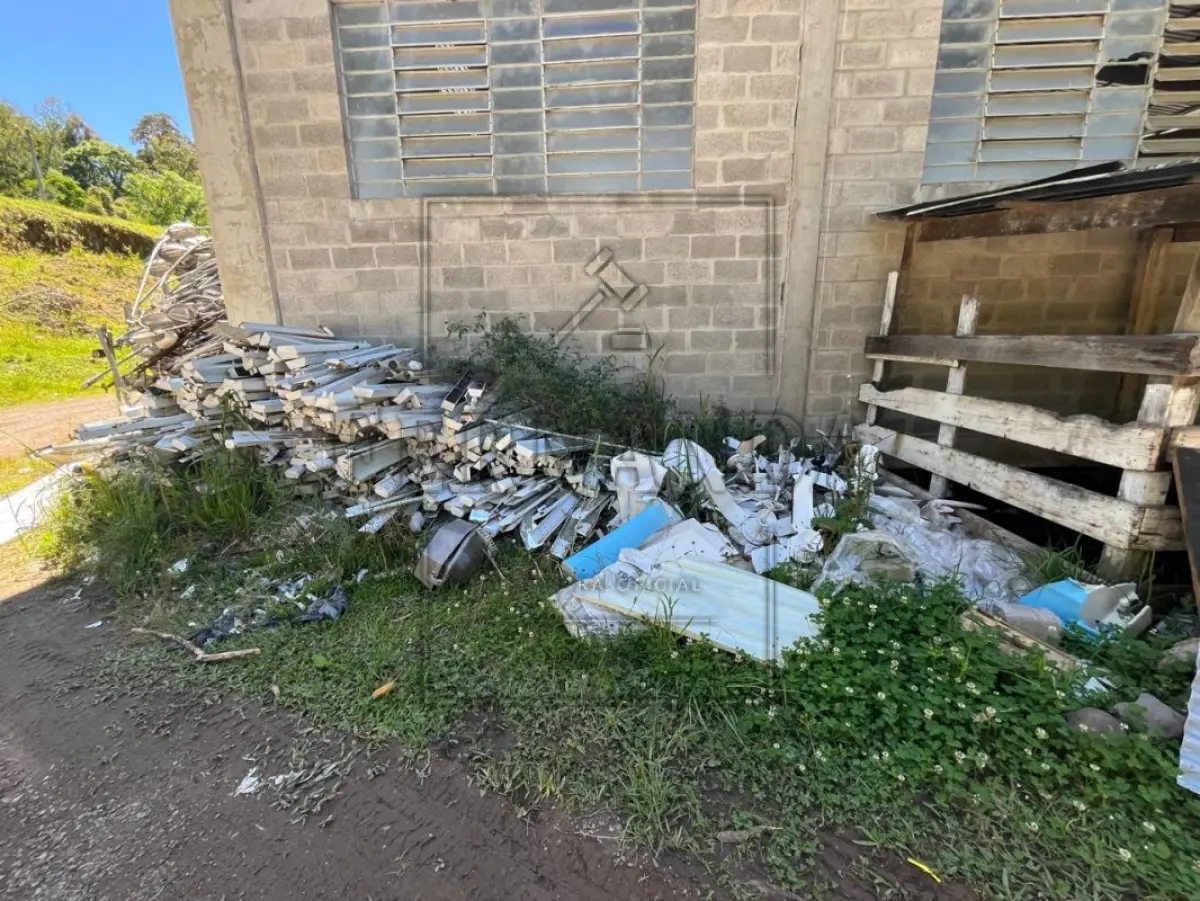 LOTE 002 - SUCATA DE LUMINÁRIAS, BRAÇOS E FIOS DE DIVERSOS MODELOS. VALOR MÍNIMO DO LOTE: R$ 350,00 (TREZENTOS E CINQUENTA REAIS).