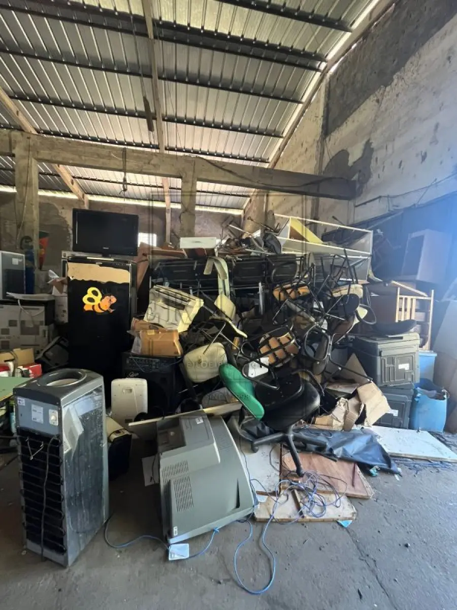LOTE 018 - SUCATA DIVERSAS (GELADEIRAS, MICROCOMPUTADORES, ROÇADEIRAS, CADEIRAS, MESAS, TELEVISORES, ELETRODOMÉSTICOS, IMPRESSORAS E OUTROS) VALOR MÍNIMO DO LOTE: R$ 800,00 (OITOCENTOS REAIS).