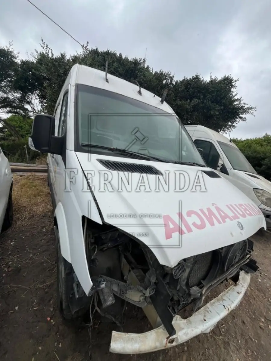 LOTE 001 - Ambulância Mercedes-Benz Sprinter 415 CDI, placa IVI4F46, renavam 00996108521, ano/modelo 2013/2014 R$ 32.500,00