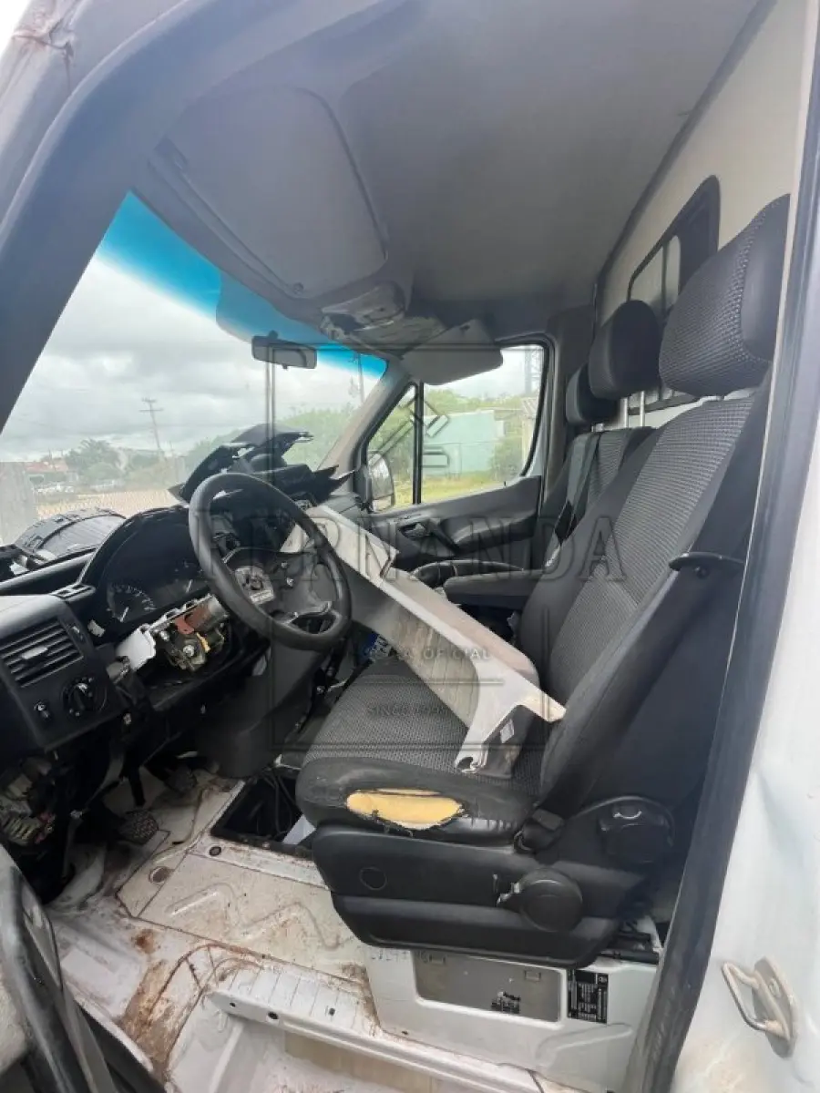LOTE 001 - Ambulância Mercedes-Benz Sprinter 415 CDI, placa IVI4F46, renavam 00996108521, ano/modelo 2013/2014 R$ 32.500,00