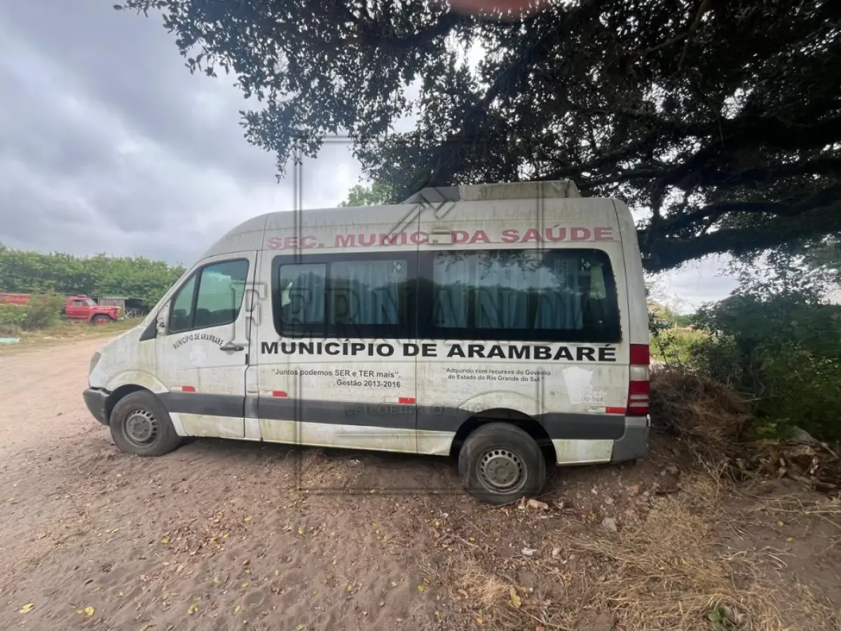 LOTE 009 - I/M BENZ 415 CDI SPRINTER M, placa IVE5650, renavam 00604098898, ano/modelo 2013/2014  R$ 37.500,00