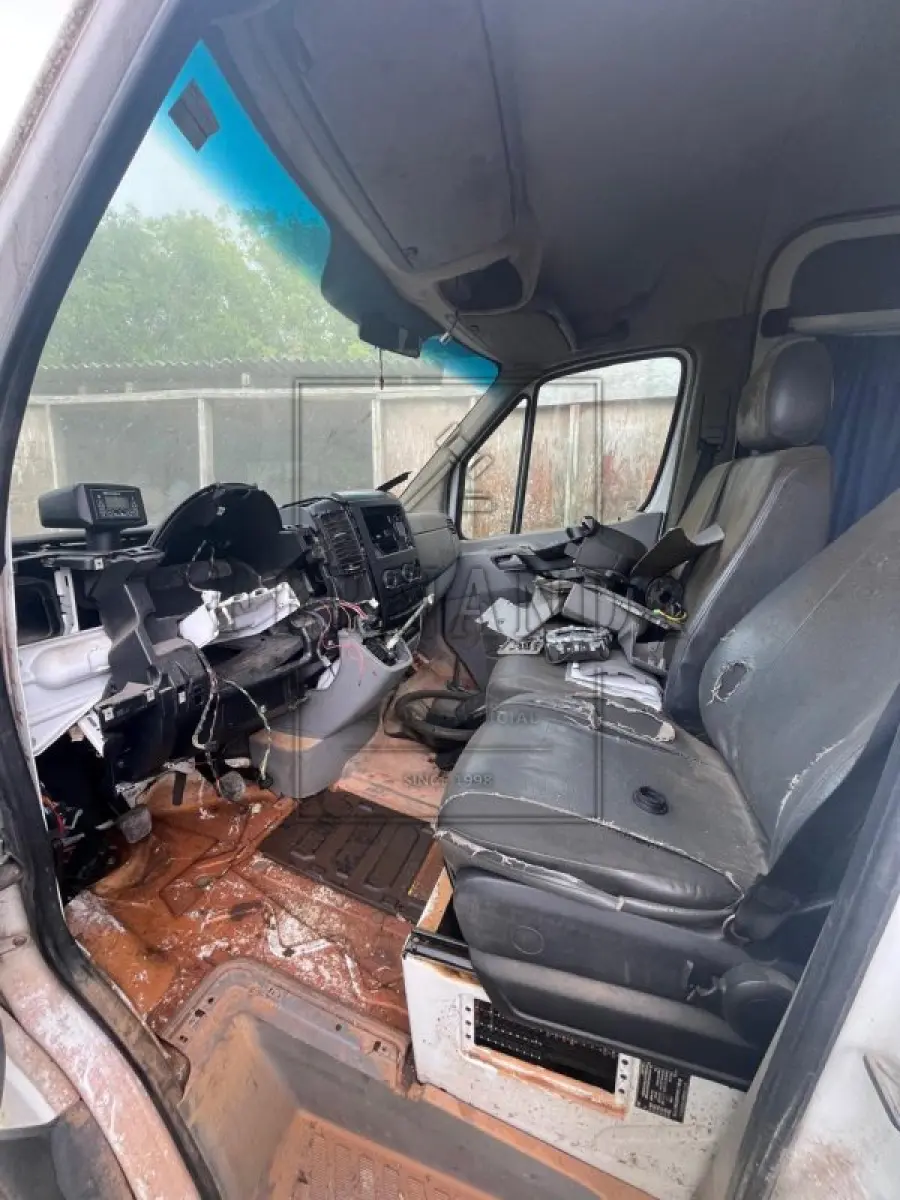 LOTE 009 - I/M BENZ 415 CDI SPRINTER M, placa IVE5650, renavam 00604098898, ano/modelo 2013/2014  R$ 37.500,00