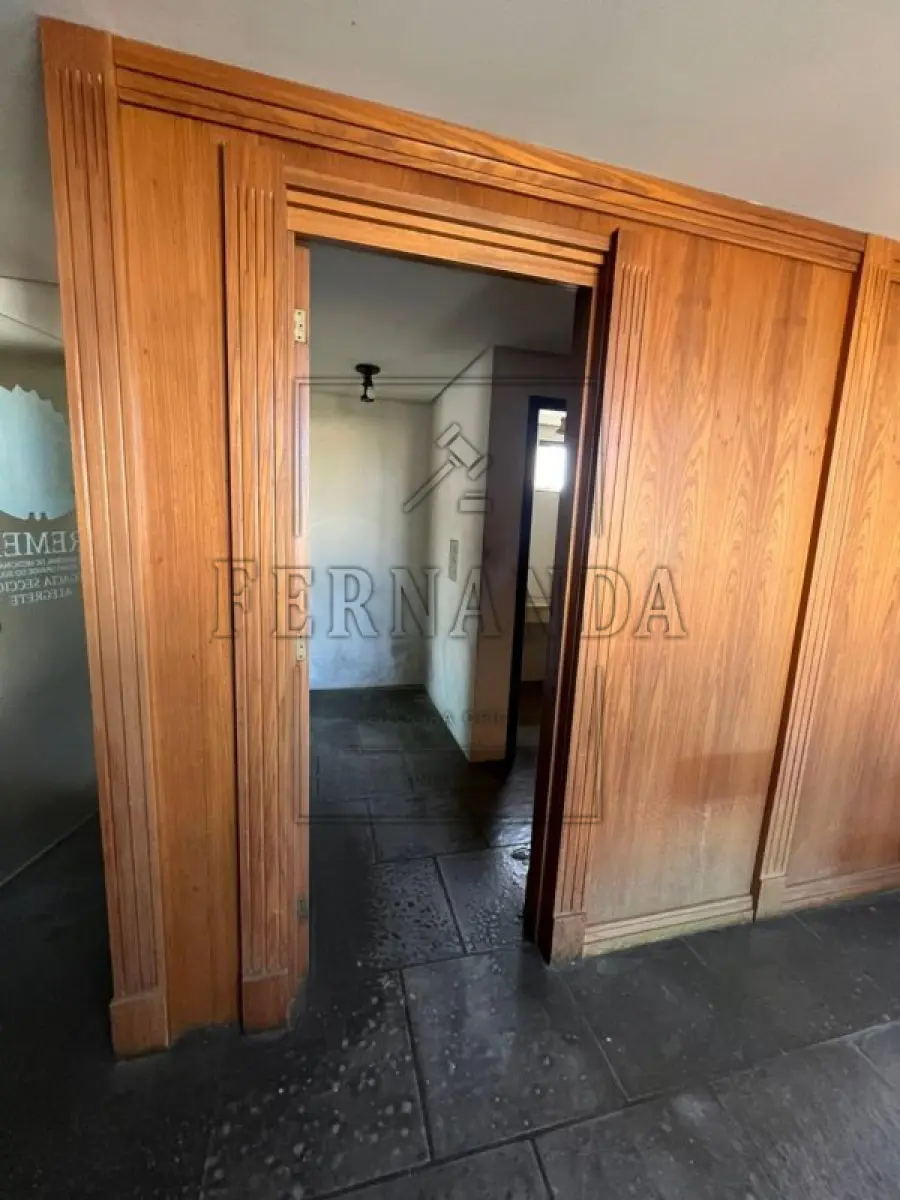 LOTE 001 - Sala Comercial Rua Gen. Vasco Alves, nº 431/402 - Centro - Alegrete/RS Matrícula nº 18.313 R$ 156.750,00.