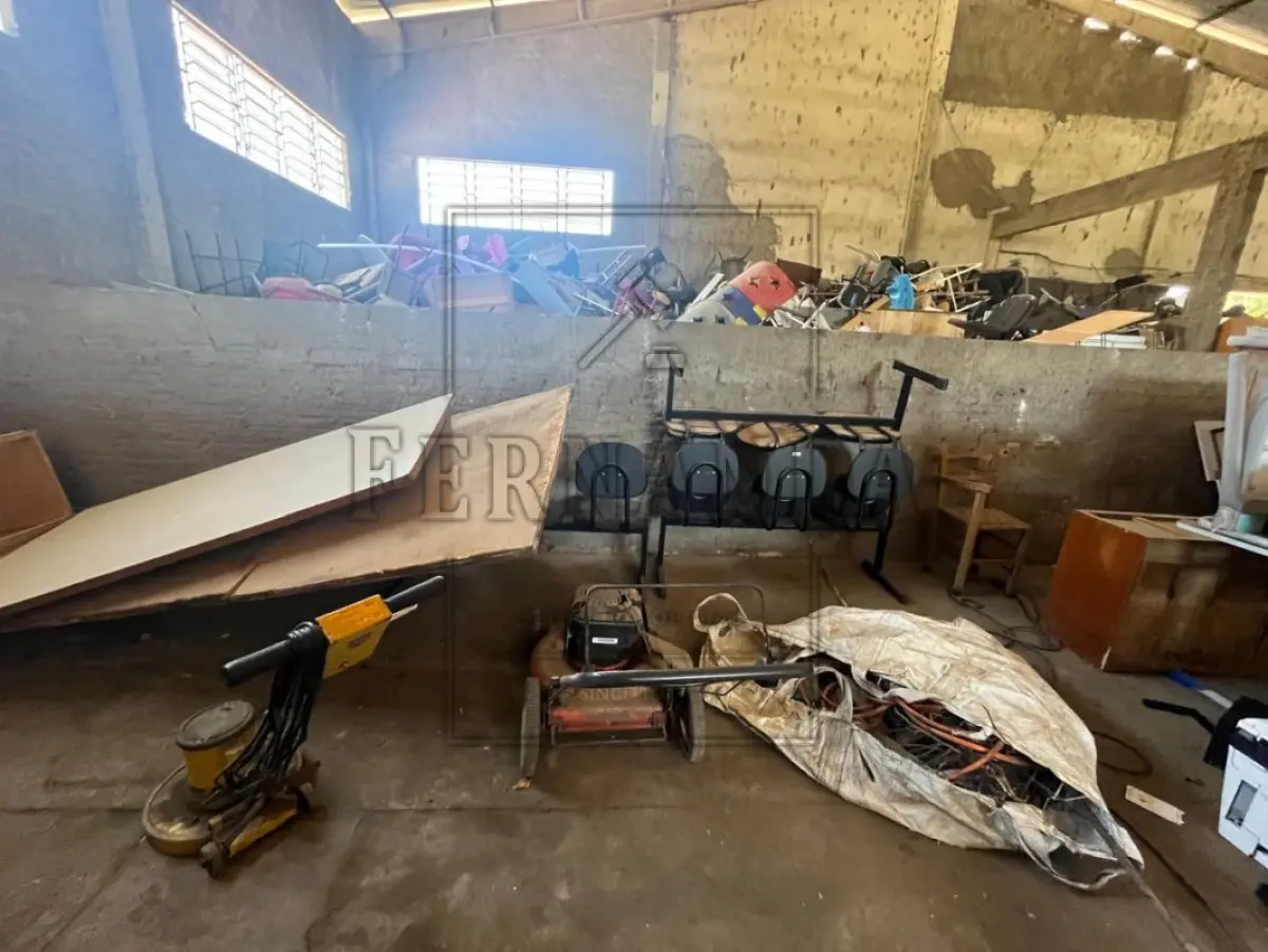 LOTE 018 - SUCATA DIVERSAS (GELADEIRAS, MICROCOMPUTADORES, ROÇADEIRAS, CADEIRAS, MESAS, TELEVISORES, ELETRODOMÉSTICOS, IMPRESSORAS E OUTROS) VALOR MÍNIMO DO LOTE: R$ 800,00 (OITOCENTOS REAIS).